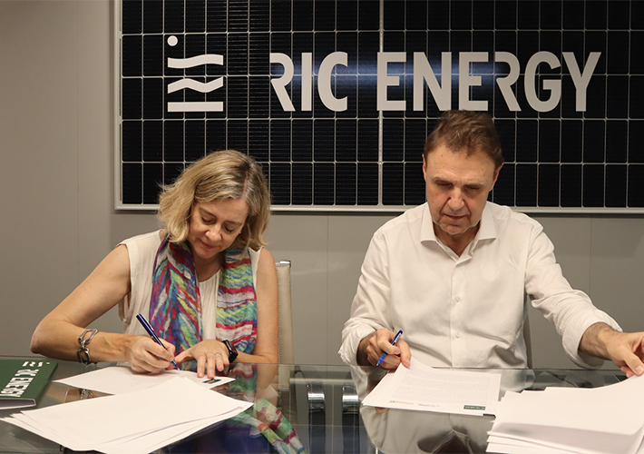 Foto RIC Energy y FADEMUR firman un convenio para promover el progreso de las mujeres rurales.